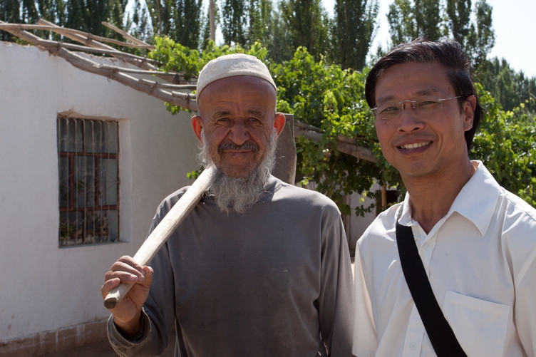在南疆库车县与维吾尔族农民